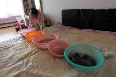 连州楼上漏水，住户失联，小区没物管，业主维权难！律师来支招……